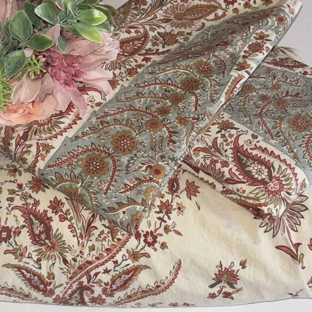 Pottery Barn FULL/QUEEN DUVET PAISLEY RED CREAM AND BLUE 2 Euro Shams